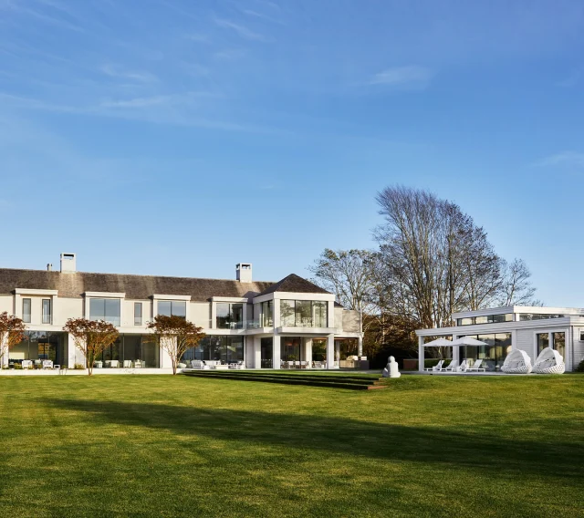 A unique getaway in the Hamptons.
Designed and built by @sbphomes, this bright and restful escape was brought to life in close collaboration with @pembrookeandives—and completed from start to occupancy in just 16 months. A remarkable feat given the scale and complexity of the home.

Created as a refined retreat, the architecture draws light and landscape into every space.
Nature flows seamlessly into the warm, art-filled interiors, making the home feel both expansive and grounded. A showstopping collaboration—inside and out.

Landscape design by #NieveraWilliams
Featured in @tatlersingapore and @cottagesgardens
📸: @readmckendree