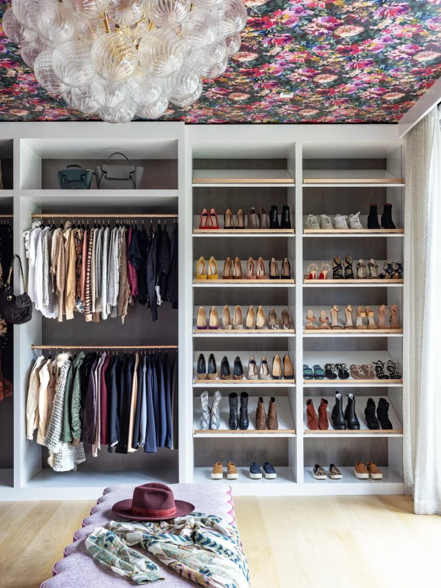Closet goals, unlocked. 
Bold wallpaper, a custom ottoman, and a built-in vanity make this dressing room equal parts function and flair - because getting ready should feel like the best part of your day. 

Builder: @sbphomes 
Architecture: @tannerwhitearchitects 
Interior Design: @amyhirsch_design 
Photography: @amyvischio 

Seen in @athomefc