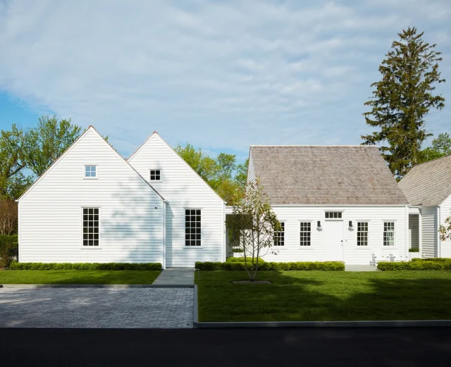 Light from every angle. 
The Belle Haven Pavilions project reinterpret pavilion-style architecture for modern living—volumes defined by light, clarity, and a seamless connection to the landscape.

Built by @sbphomes
Architecture: @tannerwhitearchitects
Landscape Design: @robinkramergardendesign
Interior Design @kellyandcodesign 
Photography: @timlenzphoto
Seen in @athomefc 

#sbphomes #modernarchitecture #designincontext