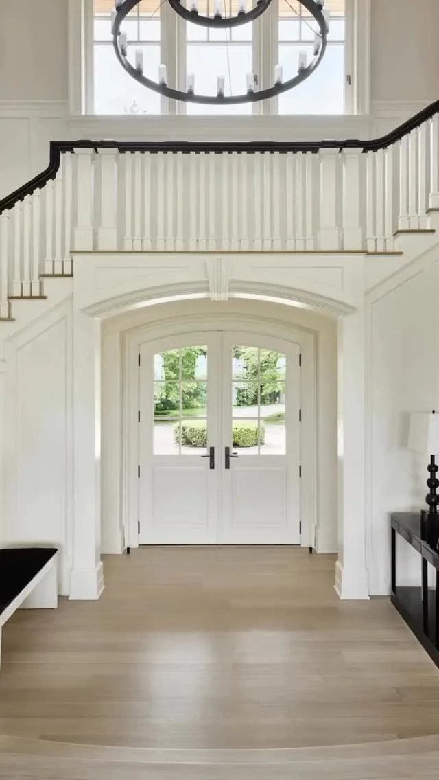 Through a thoughtful renovation, this residence embraces contemporary elegance.
A refined palette and bespoke detailing completely reshape the aesthetic story, infusing the home with modern sophistication.

Renovation in collaboration with @amyhirsch_design 
Photography by @readmckendree