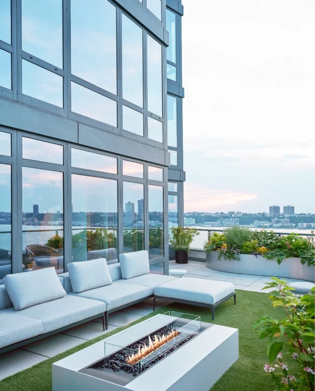 A NYC duplex designed to rise to its spectacular skyline setting.

The clients and design team created a home that extends beyond its interiors. The rooftop becomes a true extension of the duplex—elevated, effortless, and made for moments against the city backdrop.

Builder: @sbphomes
Architecture: @graydonyearick
Interior Design: @lindahoffmaninteriors
Landscape: @lifesourceirrigation
Photography: @janebeilesphoto