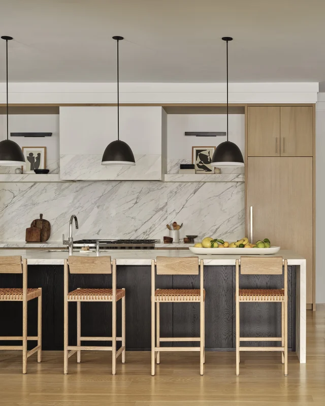 This time of year, the kitchen becomes the true center of the home.
This beautifully designed space shows how thoughtful flow, generous seating, and well-placed surfaces make hosting feel effortless—and ensure the gathering happens right where you are.

Inspiration for the season ahead.

Built by us @sbphomes 
Interior design: @changoandco 
Architecture: @shoperenowharton 
Photography: @readmckendree