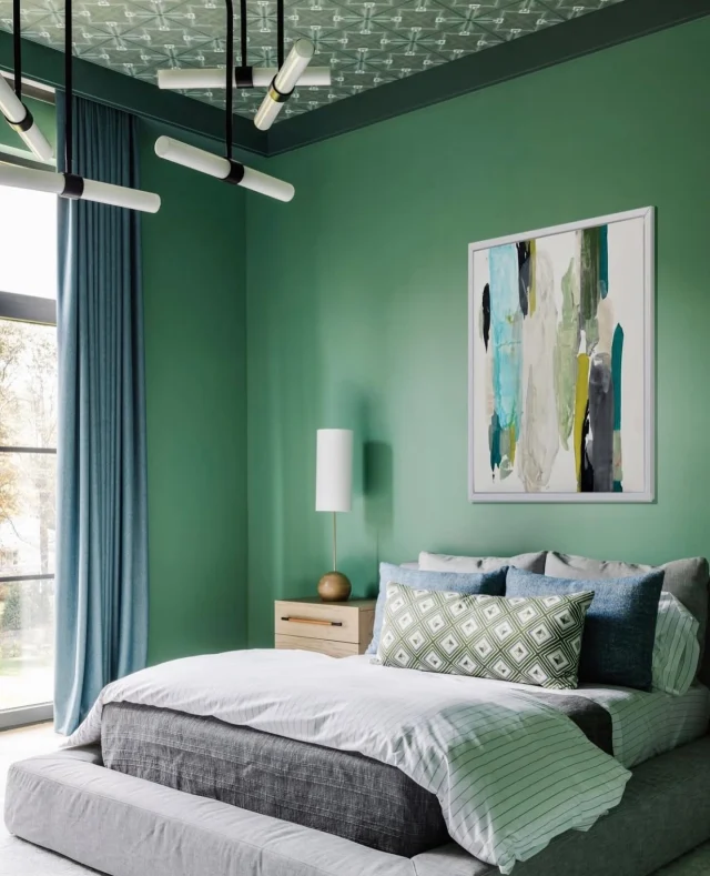 A fearless approach to color. This green-drenched bedroom proves that paint alone can transform a space - immersive, intentional, and quietly bold. 

Home builder: @sbphomes 
Architect: @tannerwhitearchitects 
Interior Design: @amyhirsch_design 
Photography: @amyvischio