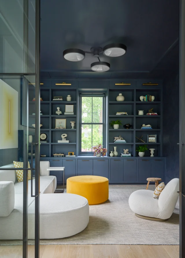 Cocooned in moody blue, this den invites a slower pace—part library, part lounge. Dens have always been spaces for experimentation, whether for work, unwinding, or both. How would you use yours?

Builder: @sbphomes
Architecture: @tannerwhitearchitects
Interior Design: @tandcointeriors
Photographer: @janebeilesphoto